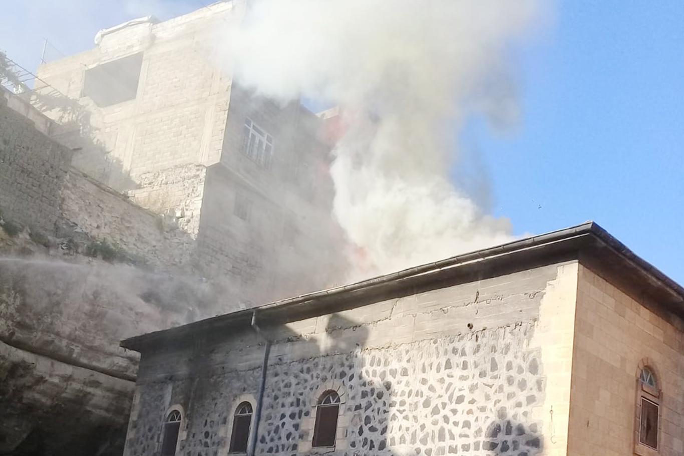 Çıkan yangın tarihi camiyi kullanılamaz hale getirdi 